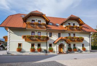 Pension T  r  k has Balcony rooms