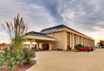 Pear Tree Inn Cape Girardeau West allows 18 year olds to book a room