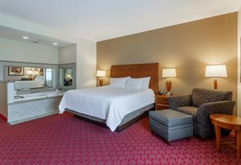 Hilton Garden Inn Madison West/Middleton has rooms with a private hot tub