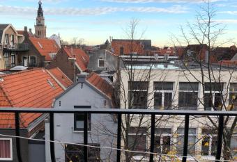 Nikki s Holiday Home has Balcony rooms