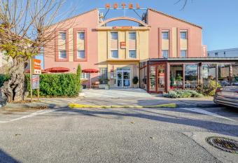 H  tel Lapeyronie allows 18 year olds to book a room