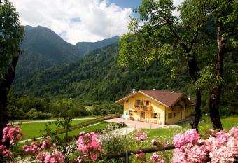 Eco-Baita Natura Spensierata allows 18 year olds to book a room