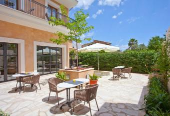 Boutique Hotel Petit Sant Miquel allows 18 year olds to book a room