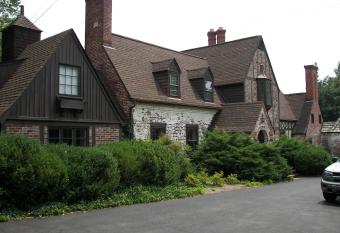 Longacre Of Appomattox allows 18 year olds to book a room