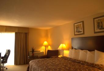 Rodeway Inn and Suites East Windsor has rooms with a private hot tub