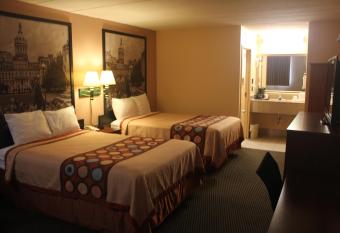 Super 8 by Wyndham Laurel has rooms with a private hot tub