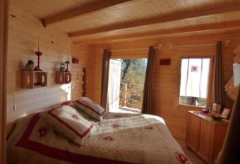 Cabane des K Hauts Pins allows 18 year olds to book a room
