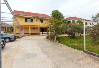 One bedroom appartement at Slatine 250 m away from the beach with sea view enclosed garden and wifi has Balcony rooms