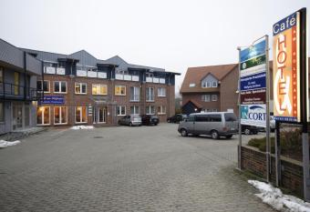 Hotel am Holzhafen allows 18 year olds to book a room