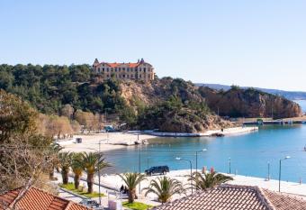 George Hotel has Balcony rooms