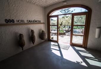 Hotel Cala Joncols allows 18 year olds to book a room