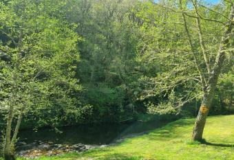 caba  as bungalow albergue camping valle do seo has Balcony rooms
