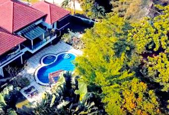 12Haven Stunning Seaside Luxury Villa PD with Kids Pool allows 18 year olds to book a room