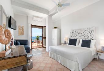 Il Cefalo Hotel & Restaurant allows 18 year olds to book a room