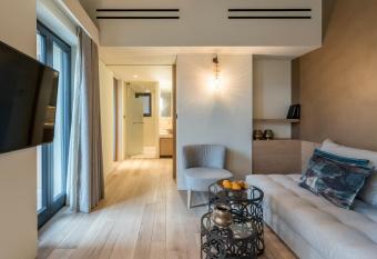 Euphoria Retreat - A Holistic Wellbeing Destination Spa has rooms with a private hot tub