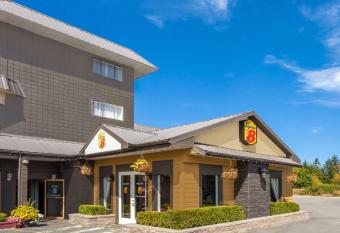 Super 8 by Wyndham Duncan allows 18 year olds to book a room