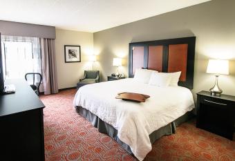 Hampton Inn Stafford/Quantico & Conference Center has rooms with a private hot tub