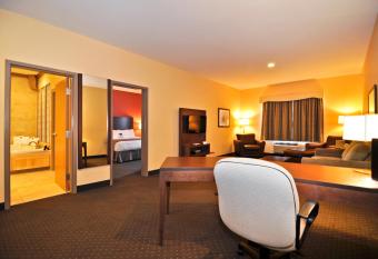 Best Western Plus Liverpool Hotel & Conference Centre has rooms with a private hot tub