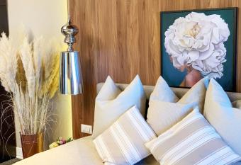 Atlantic Hotel - Free Parking has rooms with a private hot tub