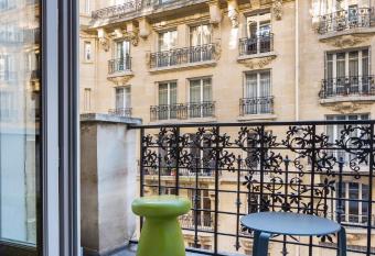 CMG - Suite Premium Tour Eiffel - 51 has rooms with a private hot tub