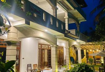 Plantation Surf Inn & Restaurant has Balcony rooms