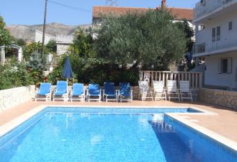 Apartments Antonio has Balcony rooms