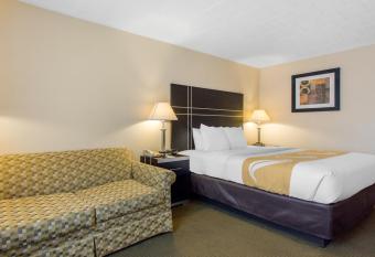 Quality Inn Ledgewood - Dover has rooms with a private hot tub