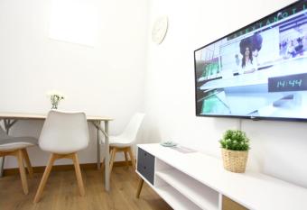 Fira Barcelona Apartment has Balcony rooms