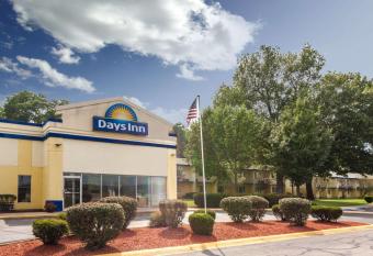 Days Inn by Wyndham Portage/Indiana Dunes National Park has rooms with a private hot tub