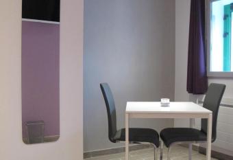 Les Victoriennes allows 18 year olds to book a room