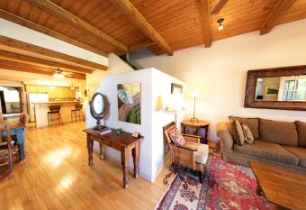 Blue Iguana Inn has Balcony rooms