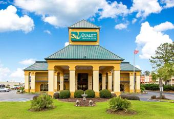 Quality Inn & Suites Florence Civic Center has rooms with a private hot tub