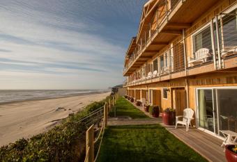 Pelican Shores Inn has Balcony rooms