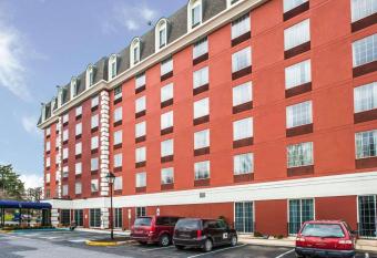 Comfort Inn at the Park allows 18 year olds to book a room