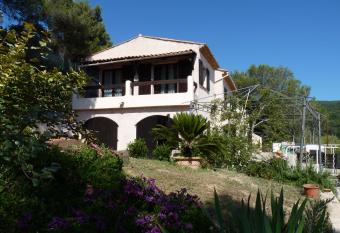 Le Balcon d Azur allows 18 year olds to book a room