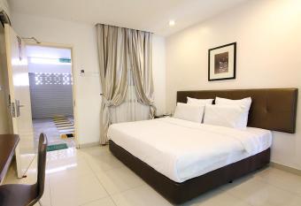 Hotel JSL has rooms with a private hot tub