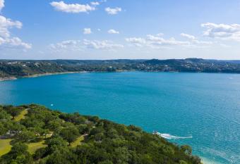 Holiday Inn Club Vacations Hill Country Resort at Canyon Lake has rooms with a private hot tub