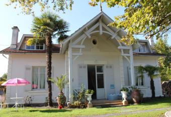 Villa Glen-Tara allows 18 year olds to book a room