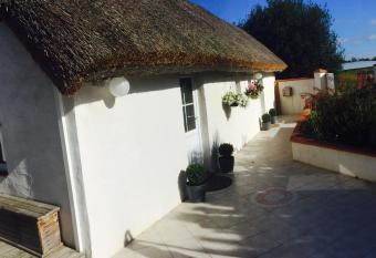 Auxptitsbonheurs allows 18 year olds to book a room