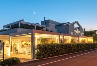 The Green Park Hotel has Balcony rooms