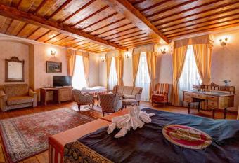 Penzi  n Cosmopolitan I. has Balcony rooms