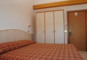 Hotel Saint Tropez SPA & Restaurant has rooms with a private hot tub