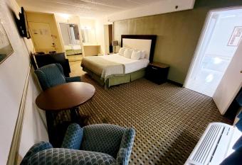 Town Inn has rooms with a private hot tub