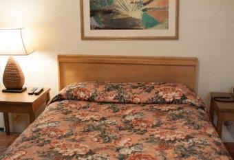 Mission Bell Motel has rooms with a private hot tub