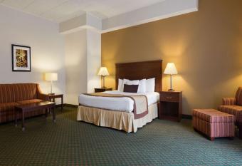 Best Western Plus Governor's Inn has rooms with a private hot tub