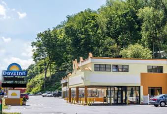 Days Inn by Wyndham Pittsburgh has Smoking rooms