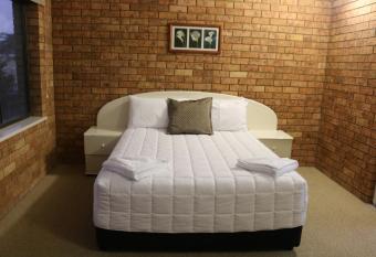 Golden Sands Motor Inn allows 18 year olds to book a room