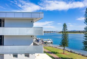 The Mid Pacific has Balcony rooms