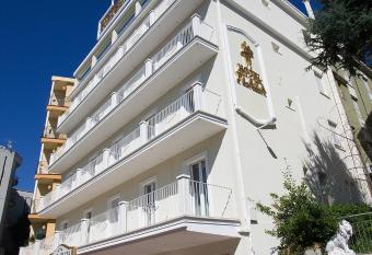 Hotel Plaza allows 18 year olds to book a room