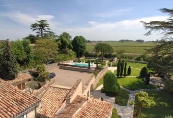 H  tel Au Logis des Remparts allows 18 year olds to book a room